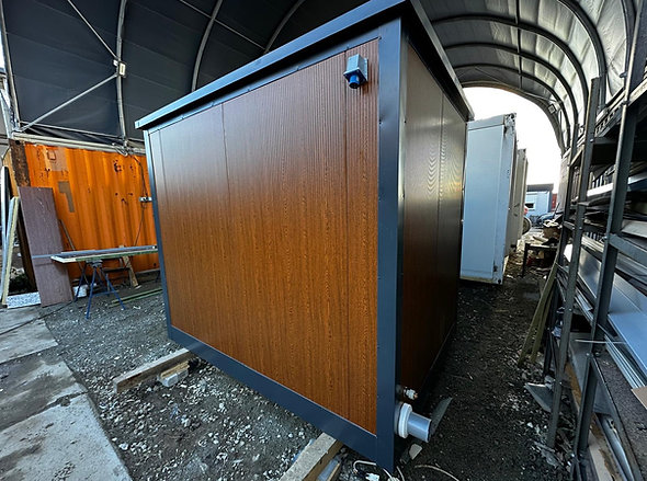 Contenedor Sanitario 2 Cabinas (243 × 174 × 246 cm) – Doble WC Autónomo para Obras y Eventos – Contenedores LUGER INDUSTRIAL (foto 2)