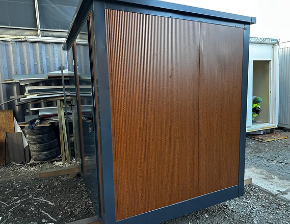 Contenedor Sanitario 2 Cabinas (243 × 174 × 246 cm) – Doble WC Autónomo para Obras y Eventos – Contenedores LUGER INDUSTRIAL (foto 3)