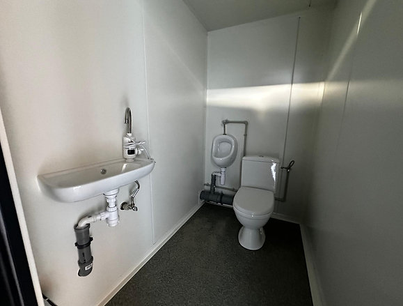 Contenedor Sanitario 2 Cabinas (243 × 174 × 246 cm) – Doble WC Autónomo para Obras y Eventos – Contenedores LUGER INDUSTRIAL (foto 4)