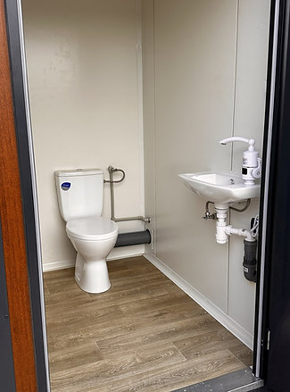 Contenedor Sanitario 3 Cabinas – WC, Lavabo y Calentador Integrados para Obras y Eventos – Contenedores LUGER INDUSTRIAL (foto 3)