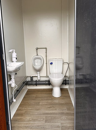 Contenedor Sanitario 3 Cabinas – WC, Lavabo y Calentador Integrados para Obras y Eventos – Contenedores LUGER INDUSTRIAL (foto 4)