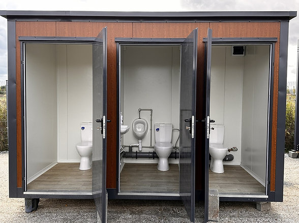Contenedor Sanitario 3 Cabinas – WC, Lavabo y Calentador Integrados para Obras y Eventos – Contenedores LUGER INDUSTRIAL (imagen 3)